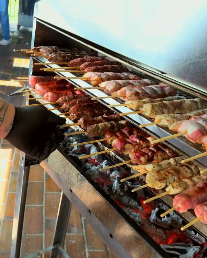 Espetinhos na churrasqueira acesa na festa da Beef