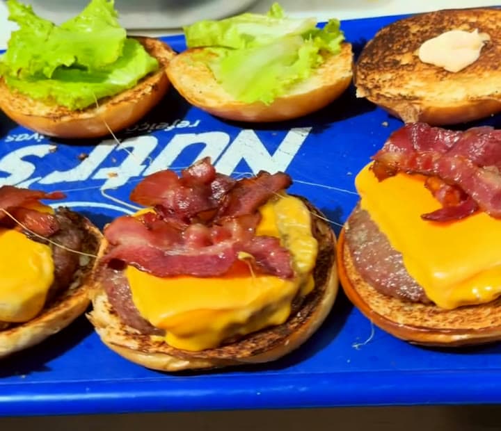 Hambúrgueres com cheddar e bacon montados na bandeja da Beef