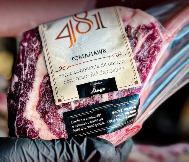 Tomahawk Angus 481 embalado, com o marmoreio da carne e a etiqueta do corte