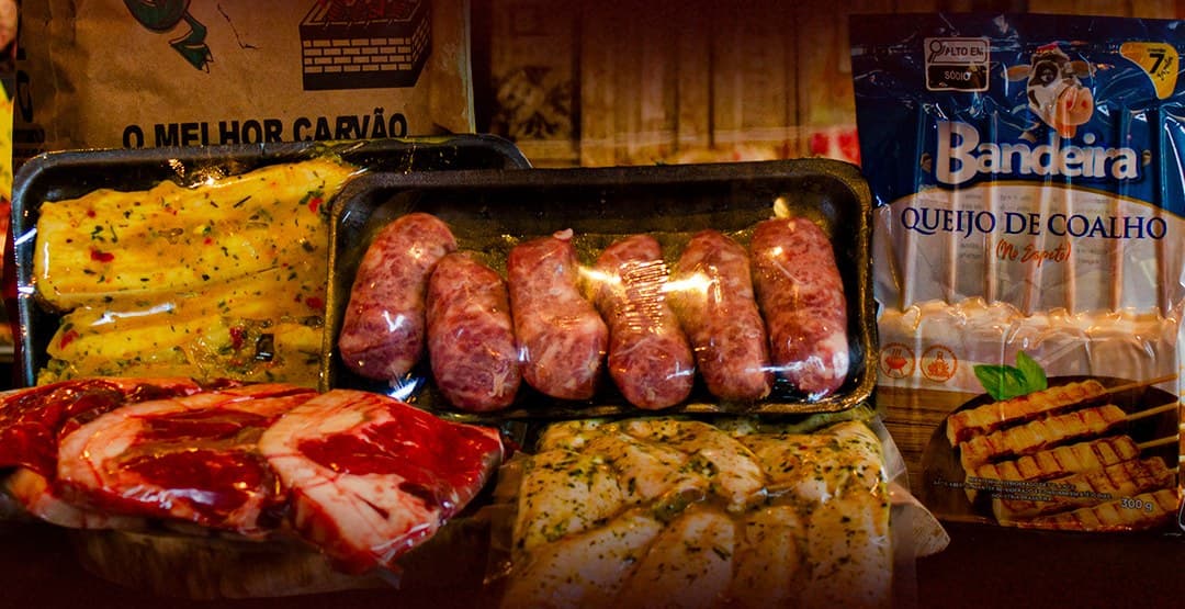 Kit Churras Topzera: bifes, linguiça, frango temperado e queijo coalho nas bandejas