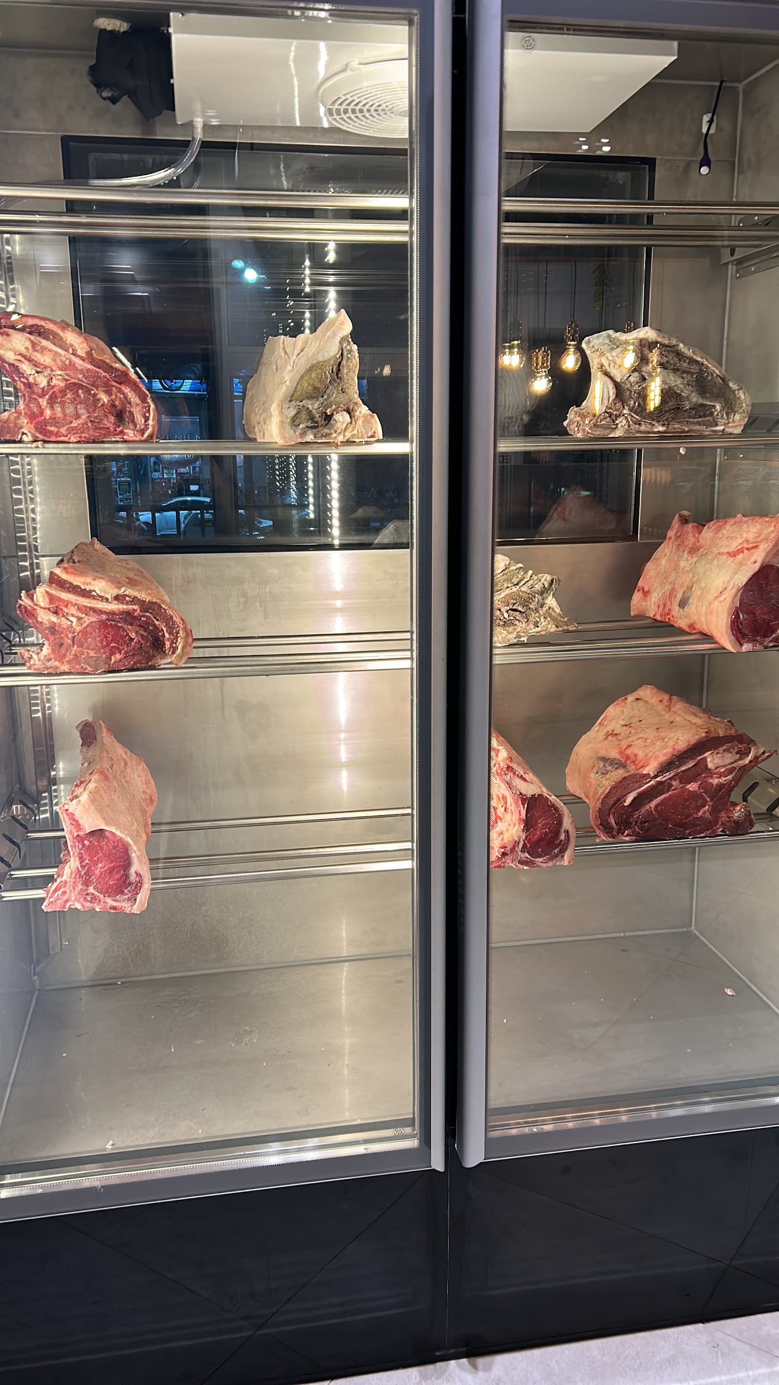 Câmara da Beef com peças inteiras de costela e contrafilé nas prateleiras