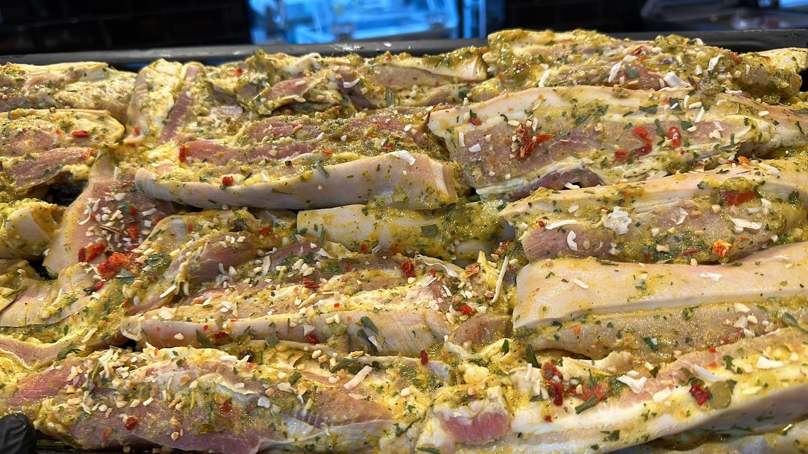 Panceta temperada com ervas e pimenta na bandeja do balcão