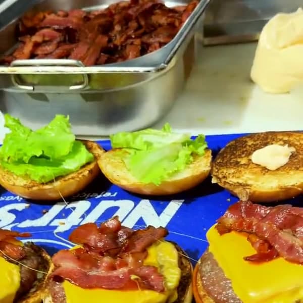 Hambúrgueres da Beef com cheddar derretido e bacon, montados na bandeja